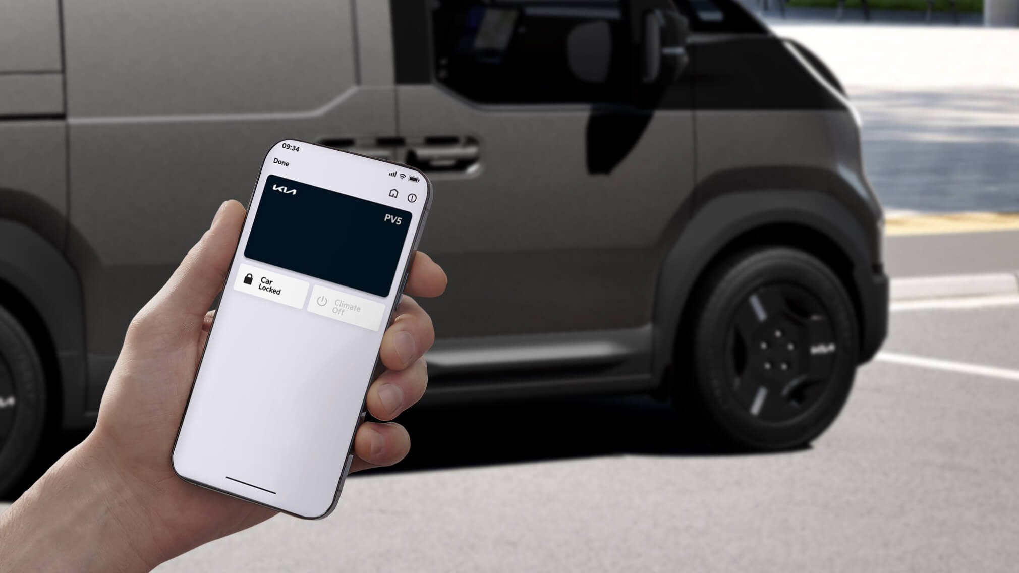 Smartphone in einer Hand, um auf die digitale Schlüsselfunktion von Kia zuzugreifen