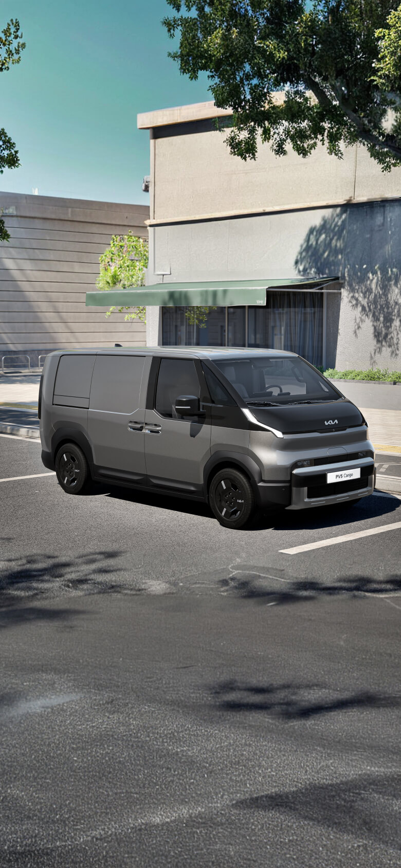 Frontansicht des Kia PV5 Cargo, geparkt auf einer städtischen Straße