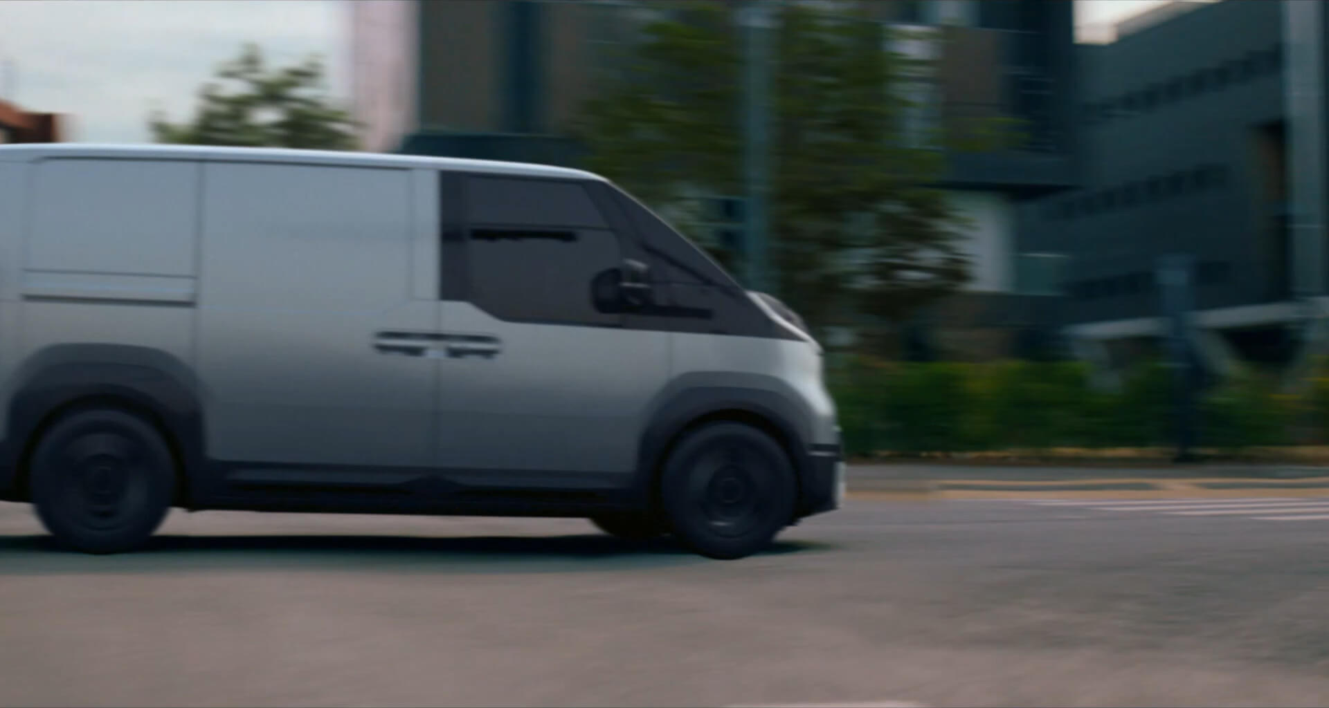 Die Heckansicht des Kia PV5 Cargo Long zeigt die voll aufschwingenden Hecktüren und die niedrige Einstiegshöhe beim Beladen