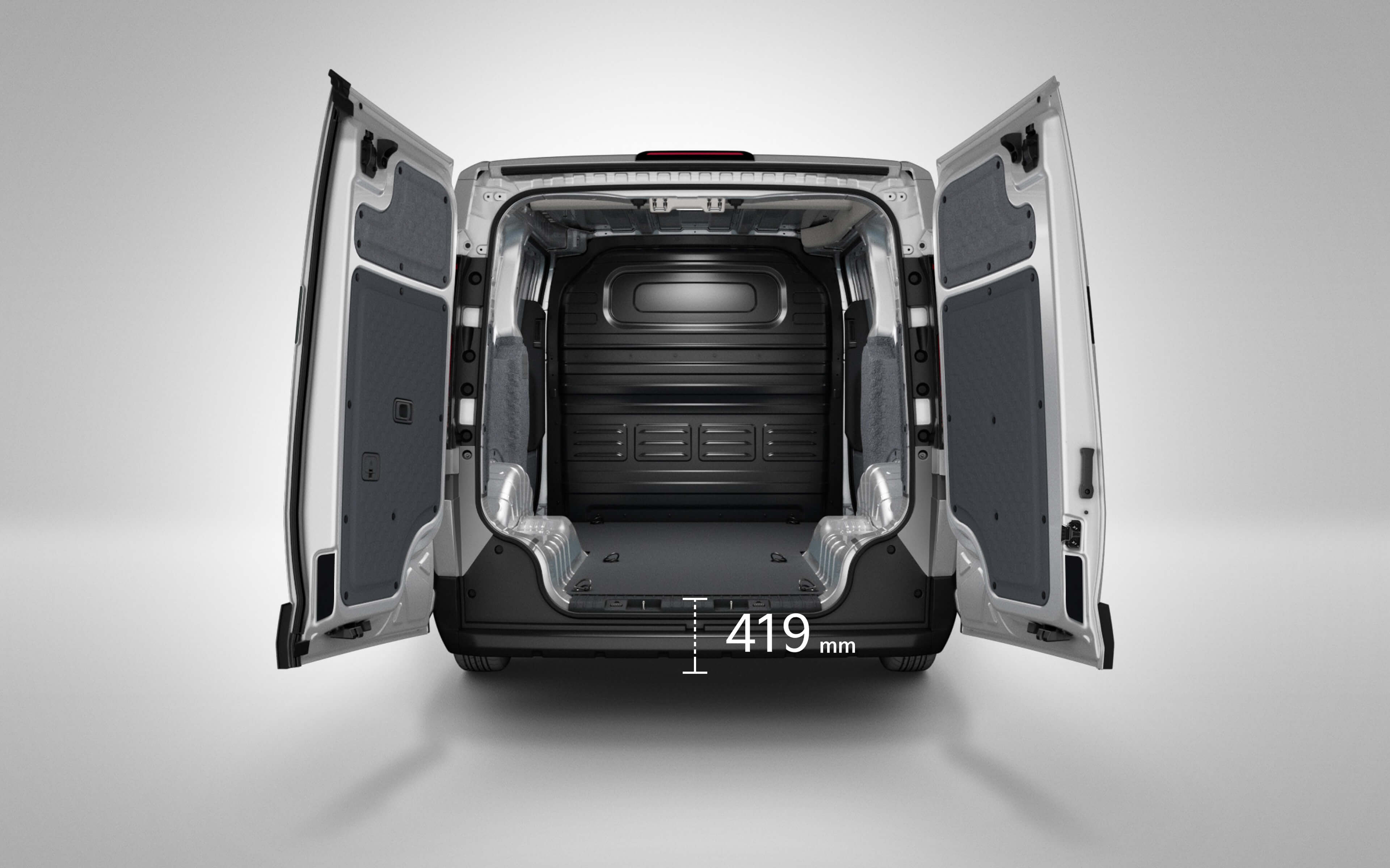 Heckansicht des Kia PV5 Cargo mit einer Ladehöhe von 419 mm