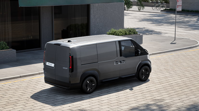 Heckansicht des Kia PV5 Cargo mit Betonung der vertikalen Rückleuchten und des minimalistischen Heckdesigns
